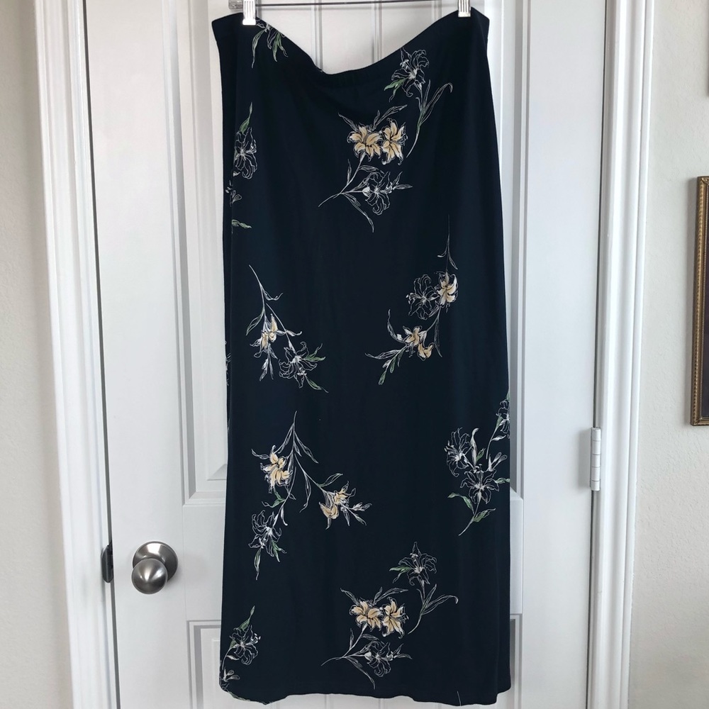 Emma James navy floral stretch skirt size 2X